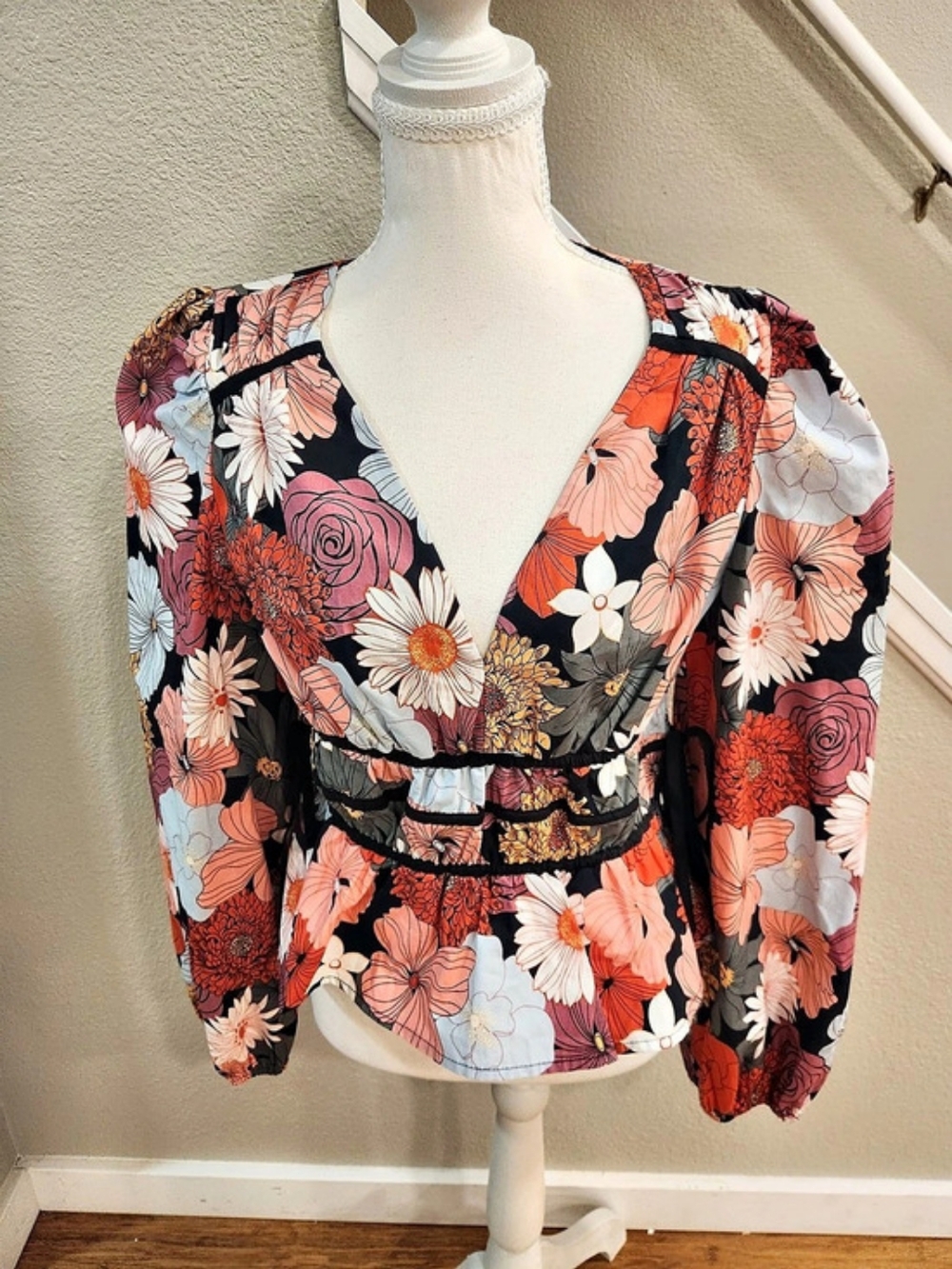 Listicle Floral Long Sleeve Blouse in Black & Pink Size Medium